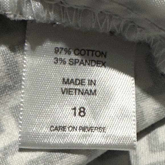 New York & company | Woman’s shorts size 18 - Picture 6 of 6